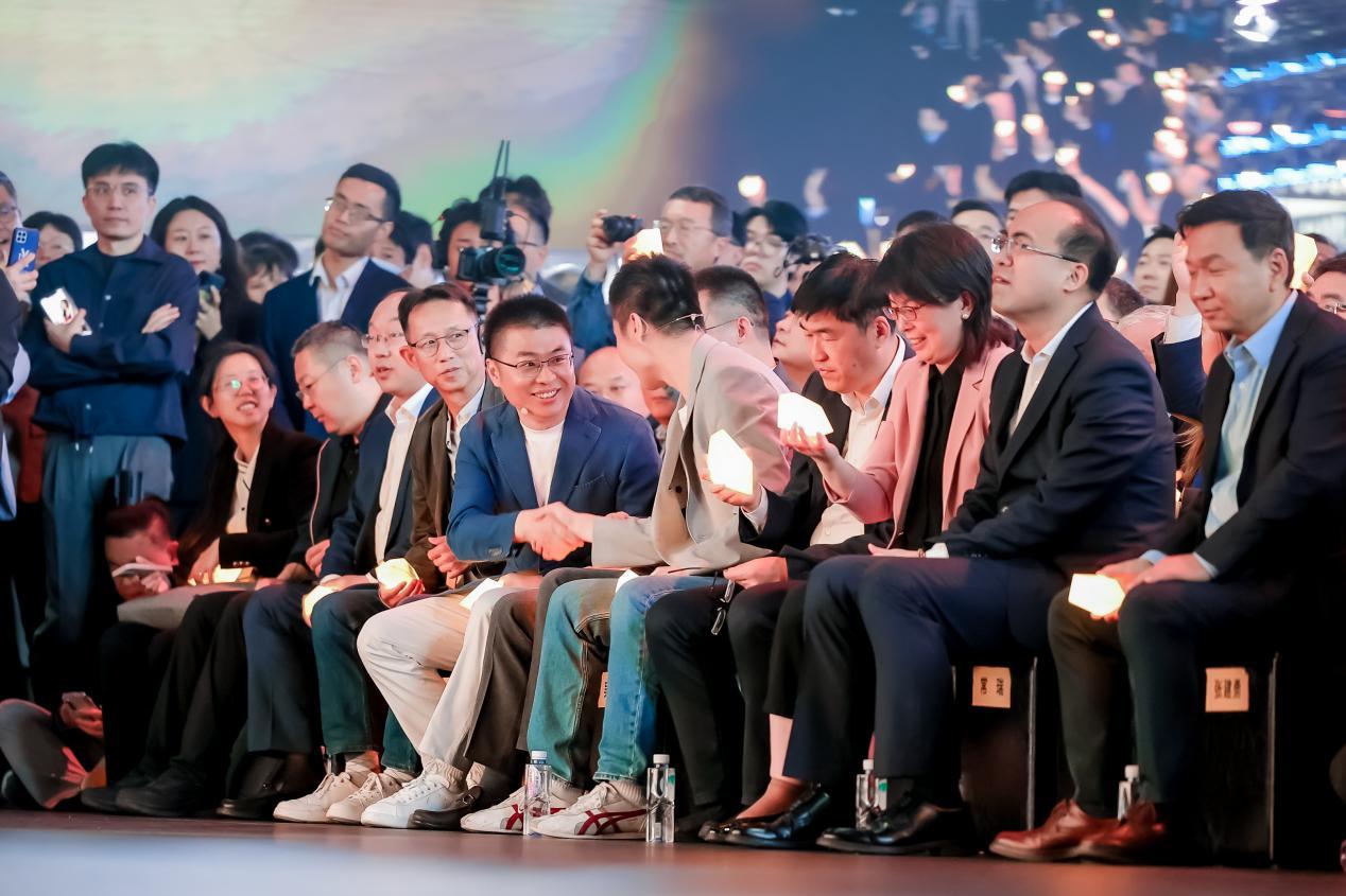 北京车展现场，听完北京现代李双双和Momenta曹旭东的发言，感觉这届年轻人磕的