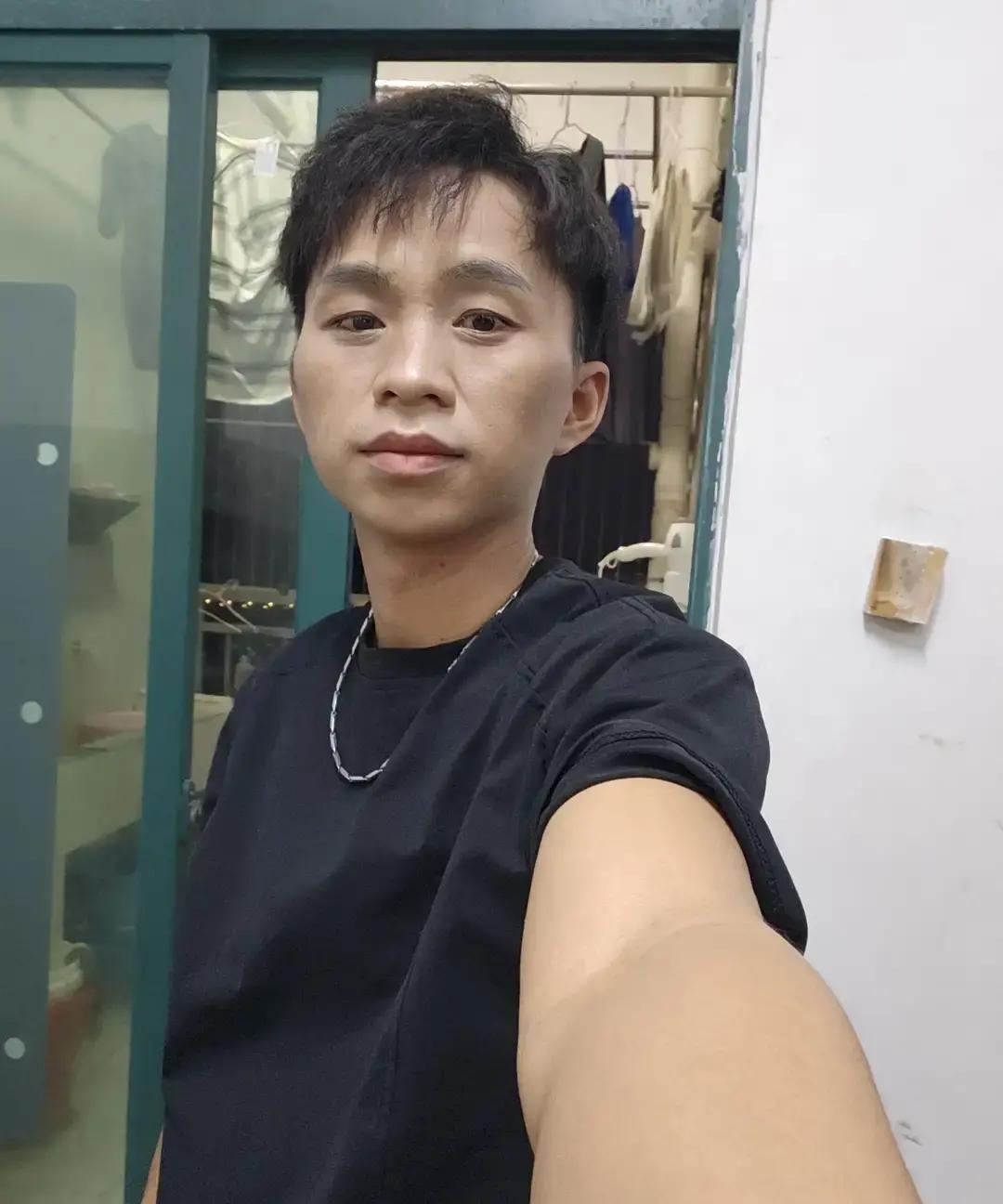 下午厂里刚下班，我爸的电话就追过来了，催着我赶紧找对象生个娃，说他自己已经不轻了