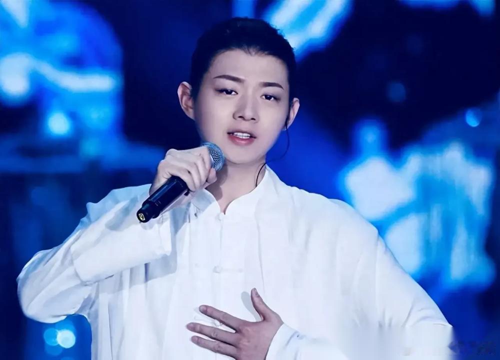 2021年，陈露一篇长文，锤碎了一个当红男明星。 霍尊退圈。 当时，女方要价90