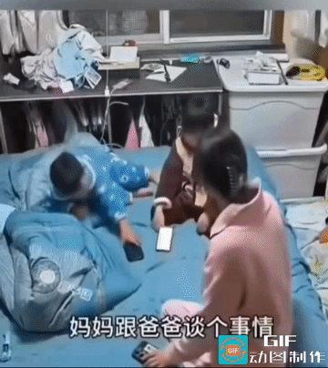 爸妈谈话，俩娃娃先占了手机……
弟弟小哥哥一两岁，明显经验就没有哥哥足。
三分钟