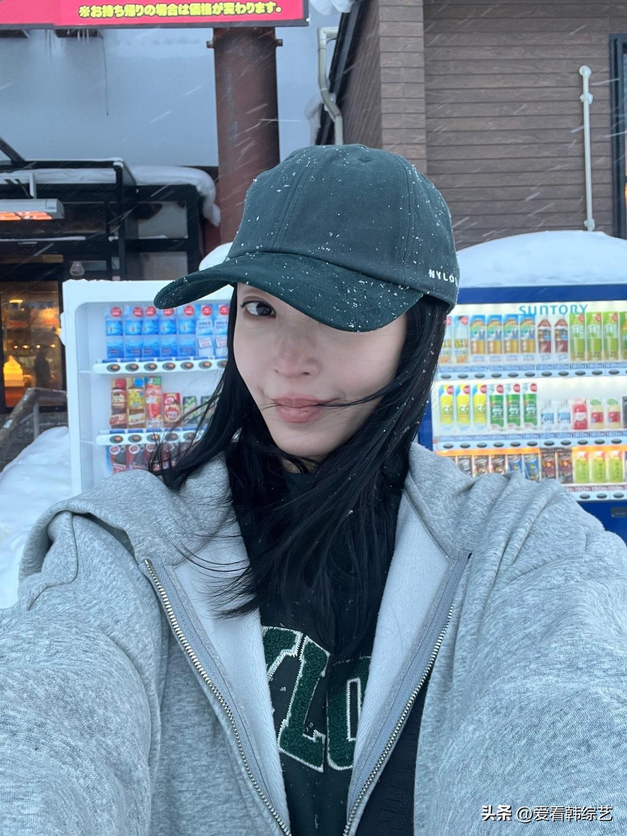 近日，演员韩艺瑟在Instagram上传了多张照片，并写道“准备去滑雪”。照片中