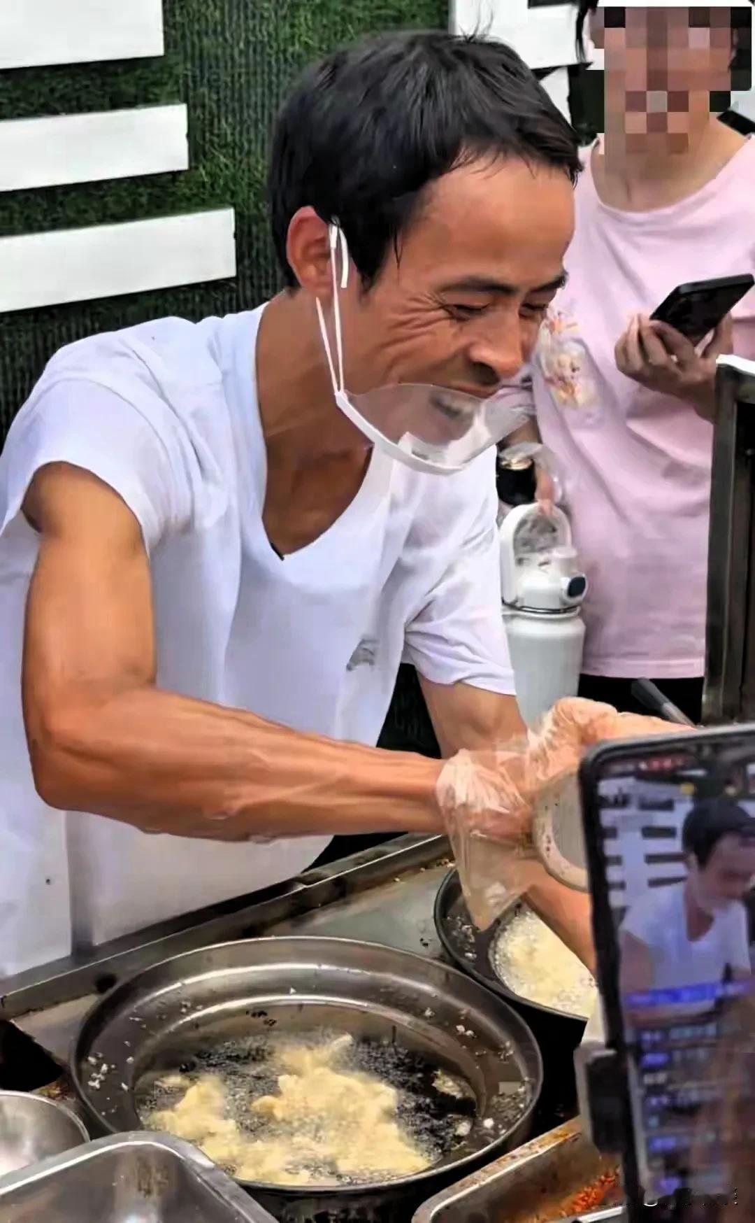 6块钱的鸡排，炸出了全网点赞！
 
江西某镇一校门口有个神奇的炸鸡摊，48岁的李