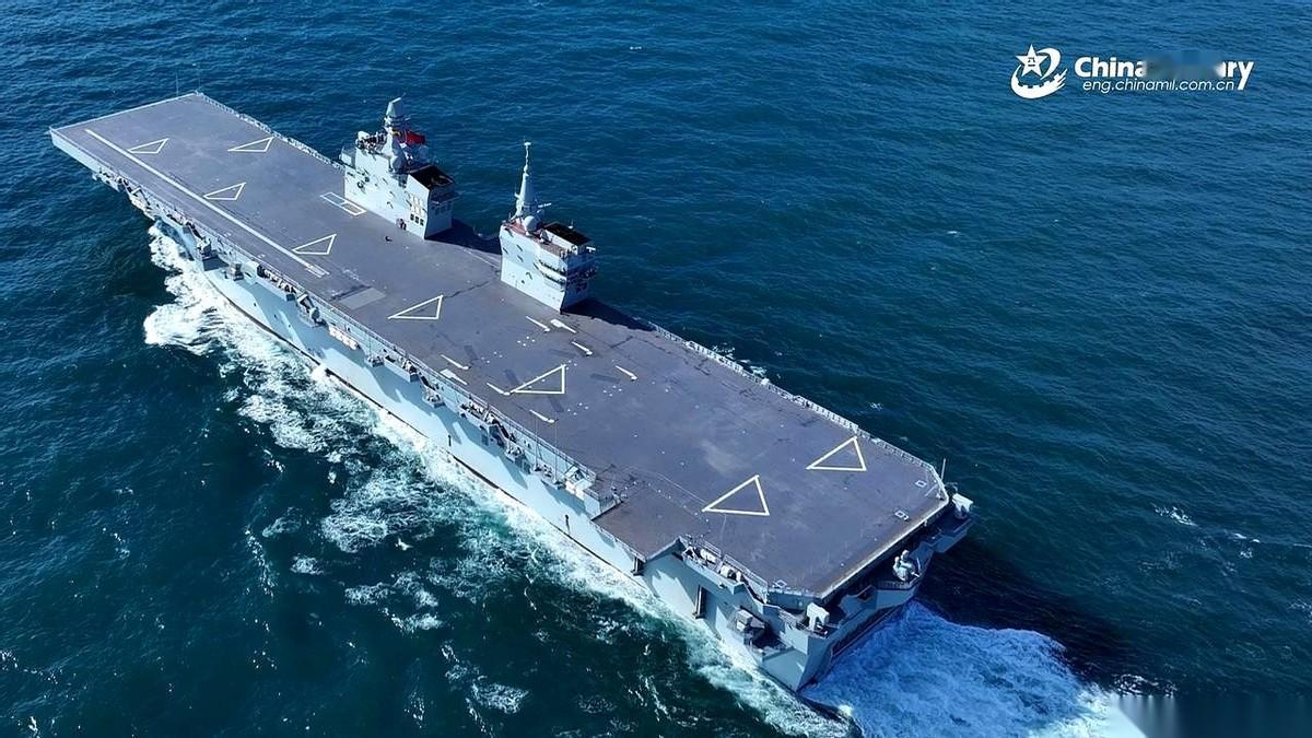 说真的，到底是谁想出来的？
给一艘两栖攻击舰，装上了电磁弹射。
这脑洞，放眼全球