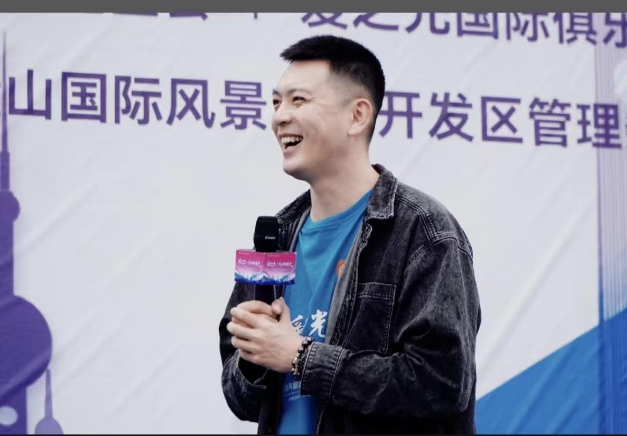 杨鸣解说CBA+NBA+商业代言一年的大概收入：
 一、单场单价
 NBA（腾讯