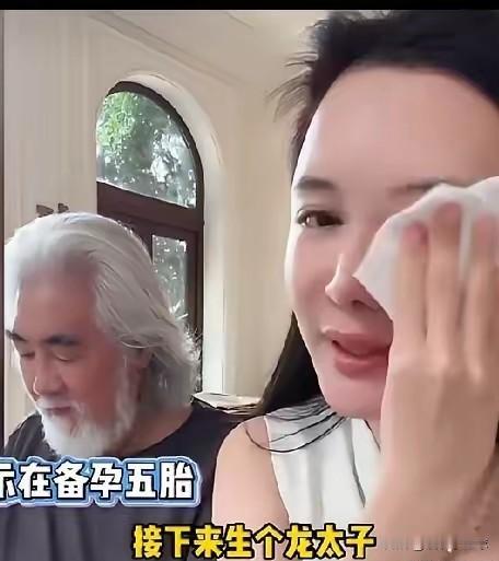 75岁的张纪中和44岁的杜星霖，又把生育话题推上热搜。

杜星霖直播透露，夫妻俩