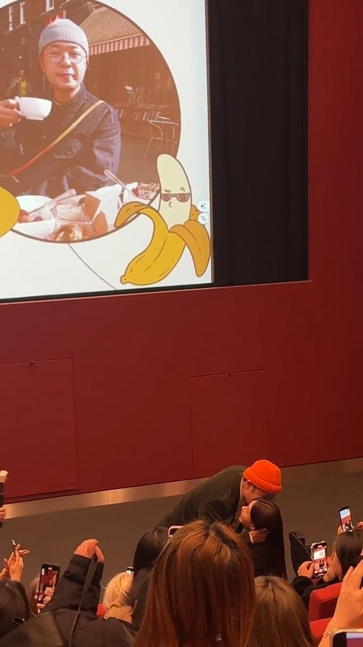 杜海涛在毕业典礼上亲沈梦辰杜海涛结束一个月的伦敦游学 才一个月就结束了 ​​​
