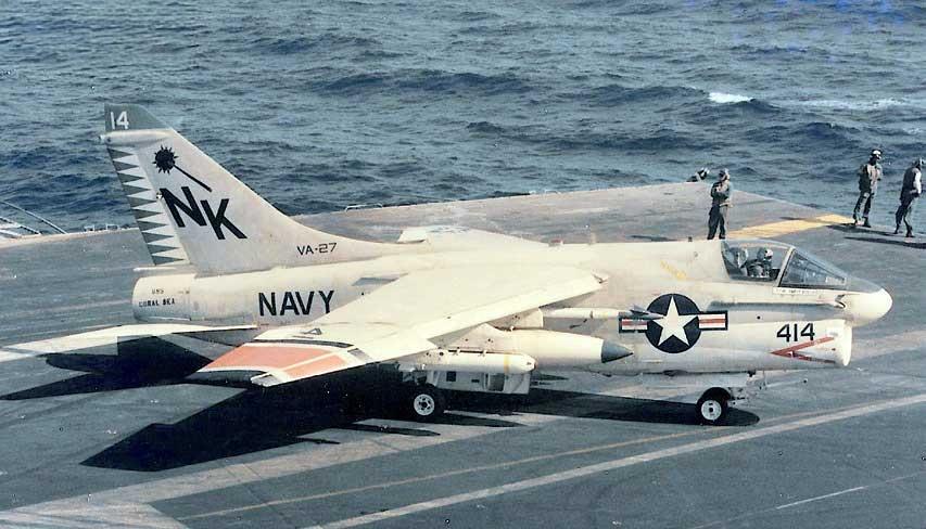 1979年11月，伊朗人质危机期间，美国海军珊瑚海号航母上VA-27中队的
