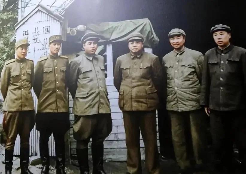 这是抗美援朝战场上和彭老总合影的朝鲜军官，照片中，他们脚穿长筒皮靴，身着华丽的军