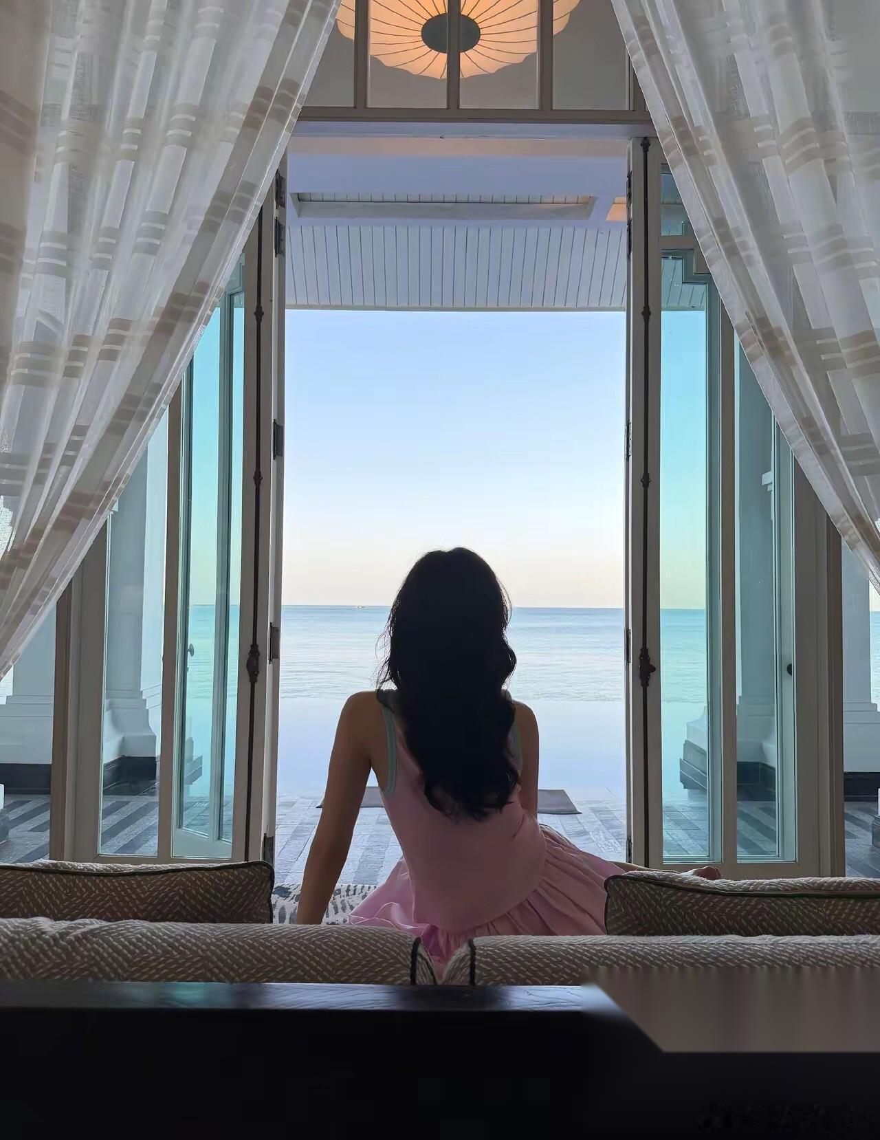 这么多女明星里面 我最搞不懂的就是景甜了。 你说她都快38岁了，长相身段样样拔尖