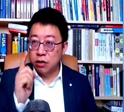 沈逸教授对蒋雨融的点评可谓是一针见血，他说：“这位同学完全栽到了USA ID那个