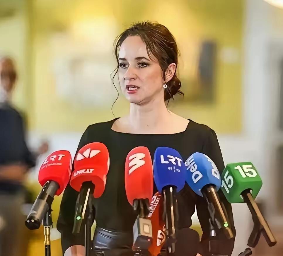 快讯！
立陶宛新总理鲁吉涅内突然宣布了。
她在维尔纽斯上任后表态：将争取把对华关