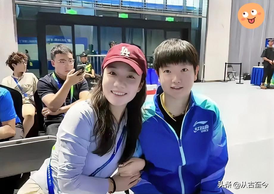 🔥破防了！
赛场大魔王回雄安秒变撒娇少女
跟发小黏在一起反差感拉满

    