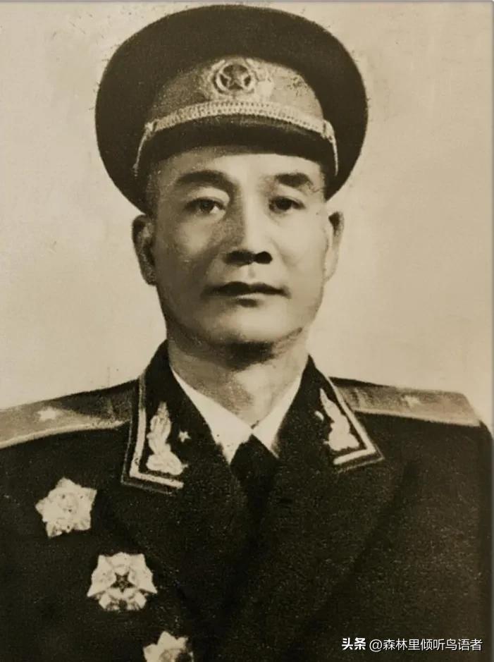 1931年，一场战斗结束之后，一名国民党上尉军医被红军战士俘虏。看着对方脸上还带