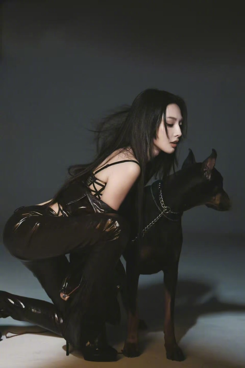 ！新释出的平面拍摄既展现了彭小苒的多样魅力，又巧妙融入了《暗河传》"姐狗"cp的