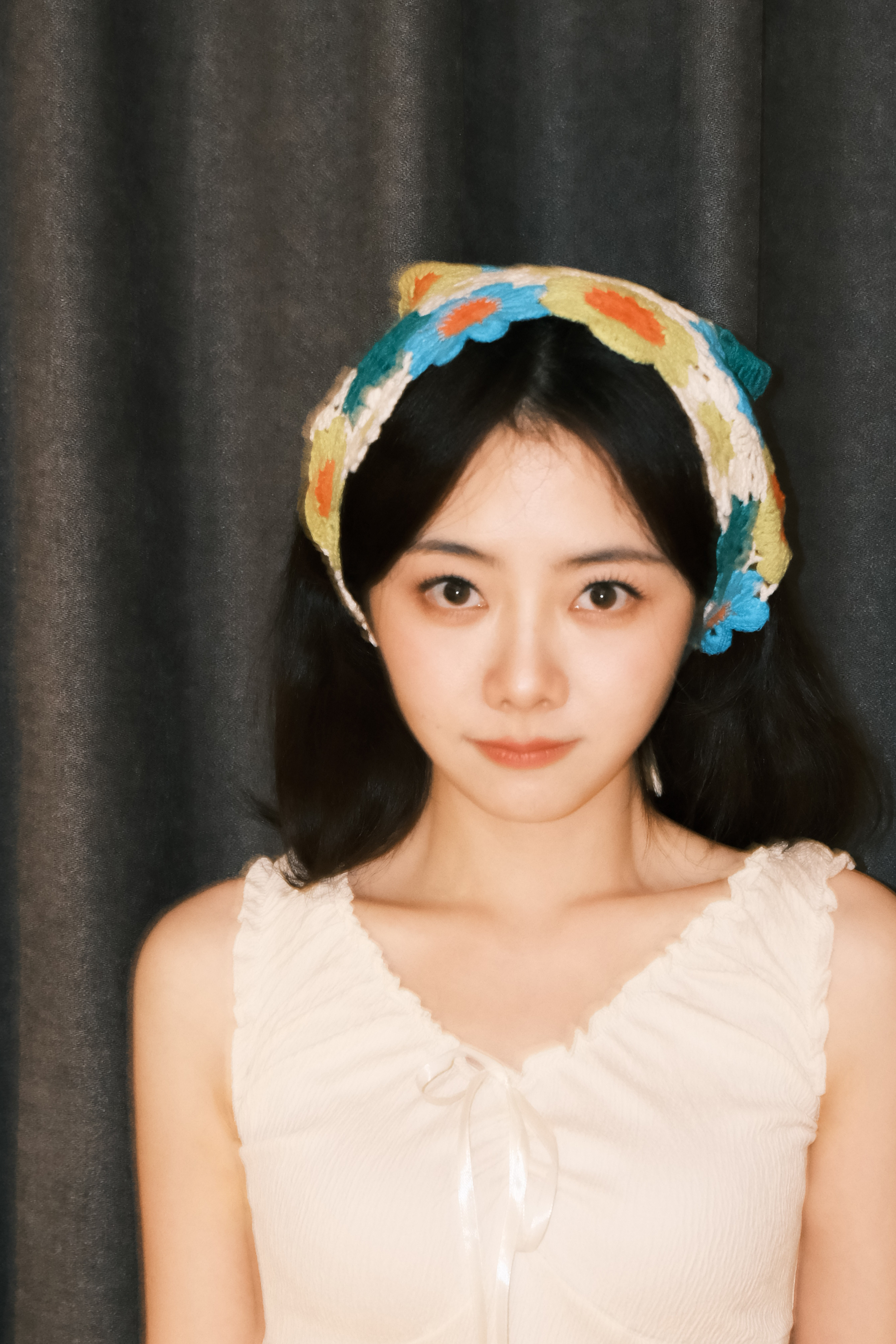 #谭松韵[超话]# 🌼#两小姐‘s Postcard# 把花儿戴在头上，专属于