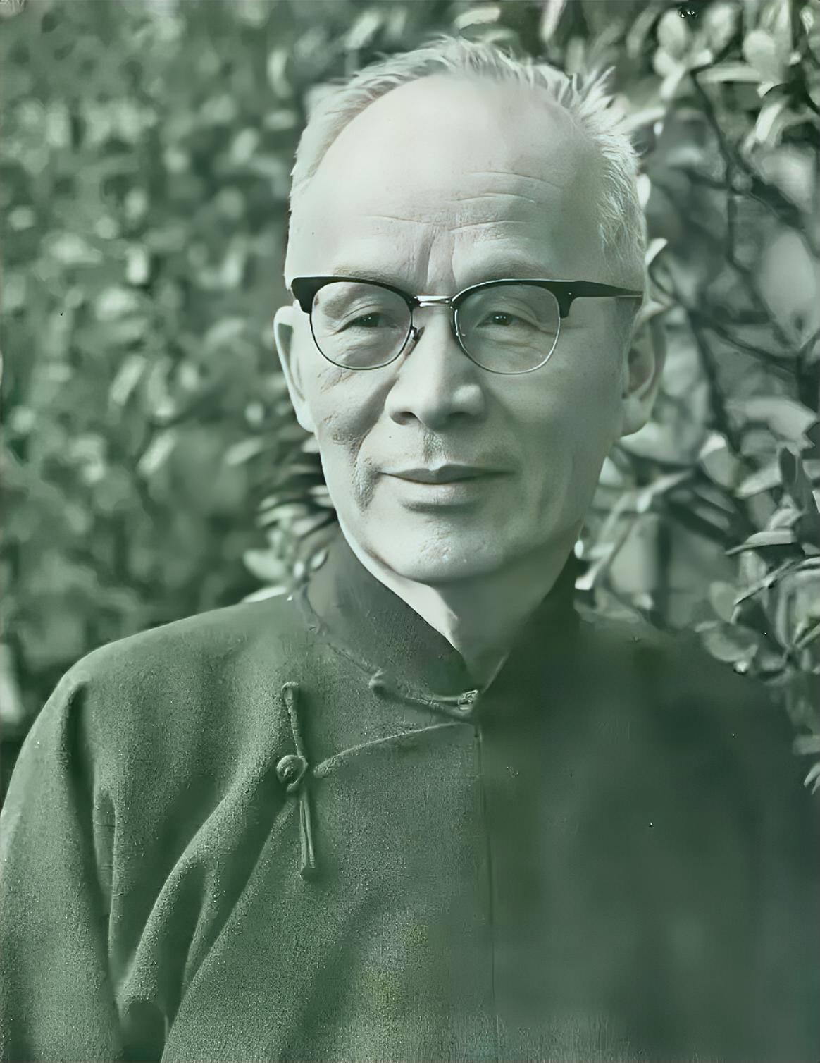 1942年春，青帮头目吴四宝被日本人毒死，他的老婆佘爱珍哭得死去活来。早就垂涎佘