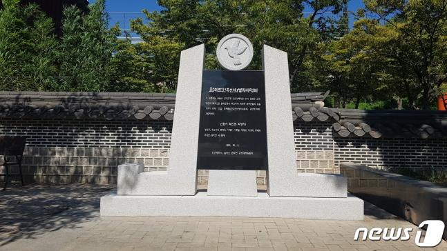 #韩国社会#【韩国军方向朝鲜战争时期仁川登陆作战中死亡的民间人献花】

韩国军方