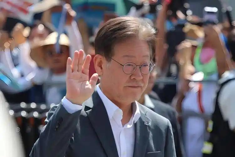 李在明，这次是真的豁出去了！
 
在当下波诡云谲的国际政治博弈中，有人选择装睡，