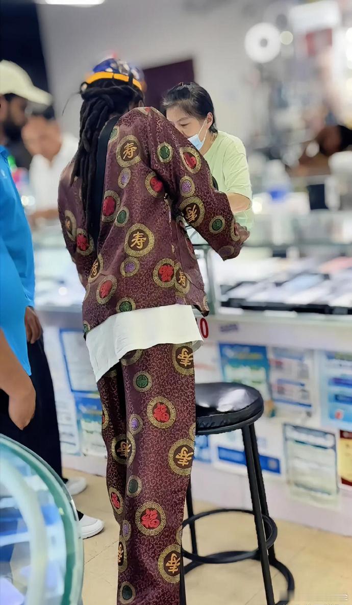 笑麻了 谁教这老外这么穿衣服的？ ​ ​​​