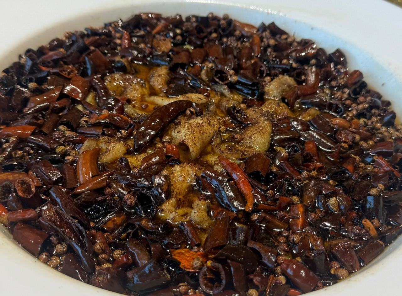 谁能拒绝一碗滚烫的水煮鱼啊！小董哥这碗直接香迷糊了～热油激出的椒香扑鼻，鱼片嫩到