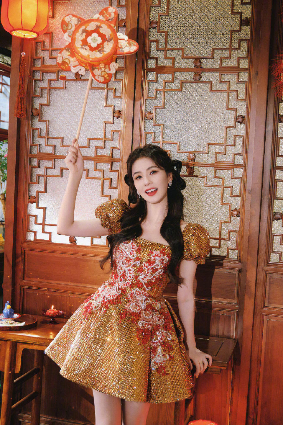 #早安咪语##白鹿 大大方方的满分女#红红火火的鹿儿美翻啦~美与萌并存的满分女早