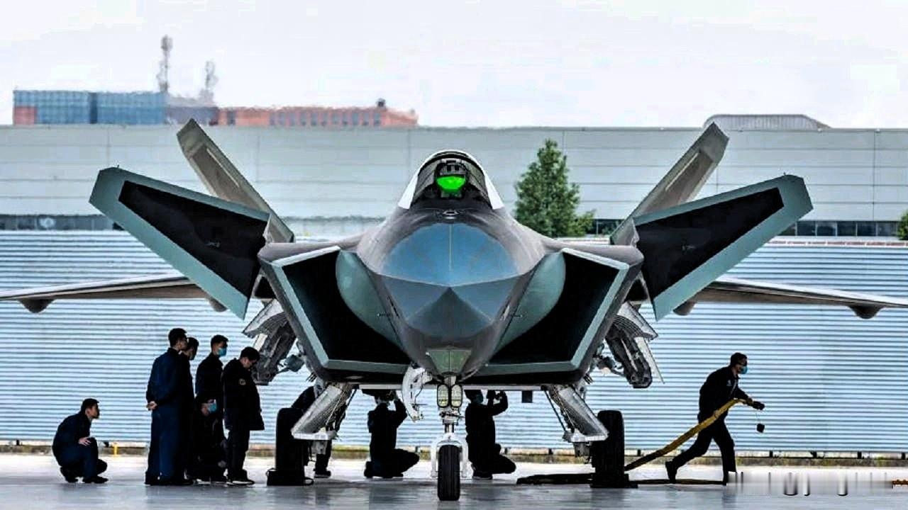 歼-20S是我国最新型的双座隐形战斗机，旨在作为有人-无人协同作战的战术指挥中心