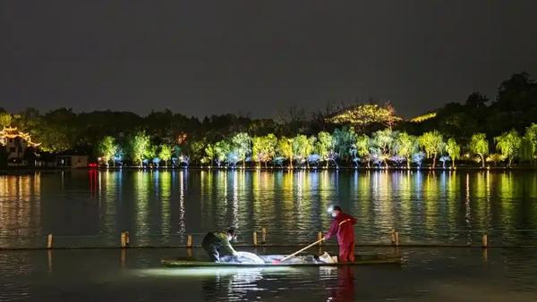 4 月 9 日，“杭州西湖将连续一周撒 7 吨漂白粉”的话题冲上热搜，瞬间引发广