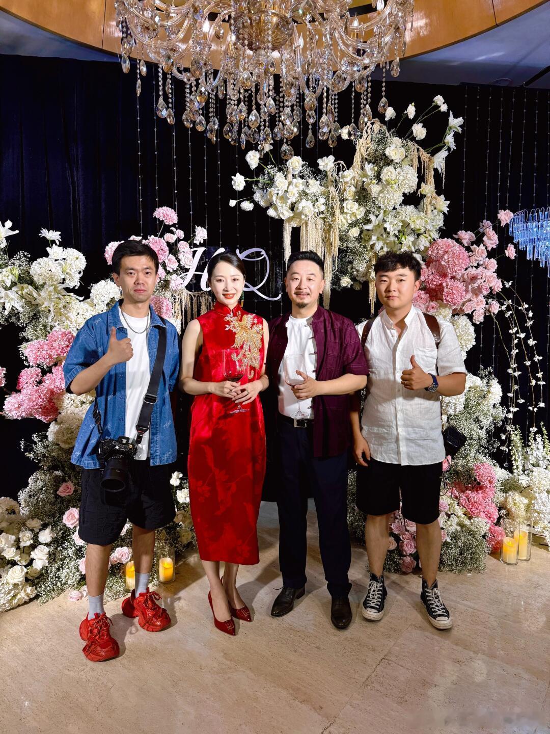 #黄海波曲栅栅庆结婚十周年# 黄海波曲栅栅庆结婚十周年，8岁儿子罕露正脸！黄磊婚