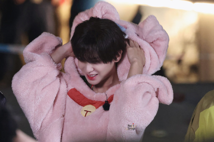 黄明昊粉色🐷🐷可爱亖！好嫩好可爱的小贾饱饱[亲亲]#极限挑战# ​​​