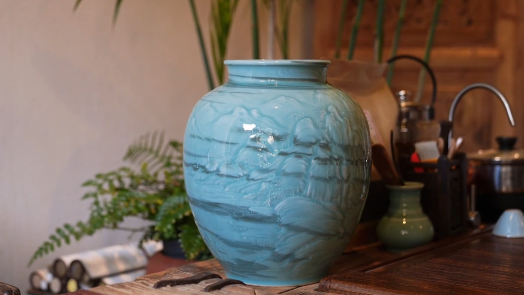 丽水松阳把千年瓷韵泡进茶汤里松阳的晨雾还未散尽，指尖已触到青瓷的微凉。王甜晶——