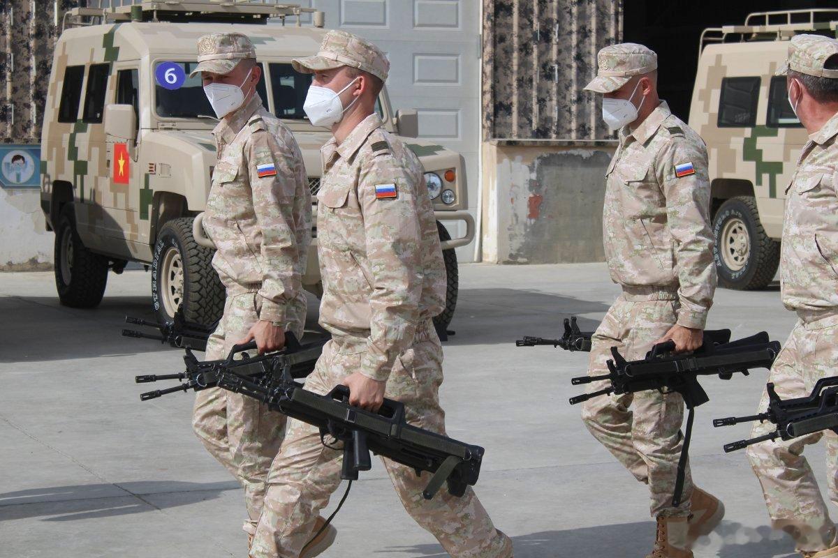 少见的画面，口罩时期的一次军事比武，俄军士兵拿着95式步枪 