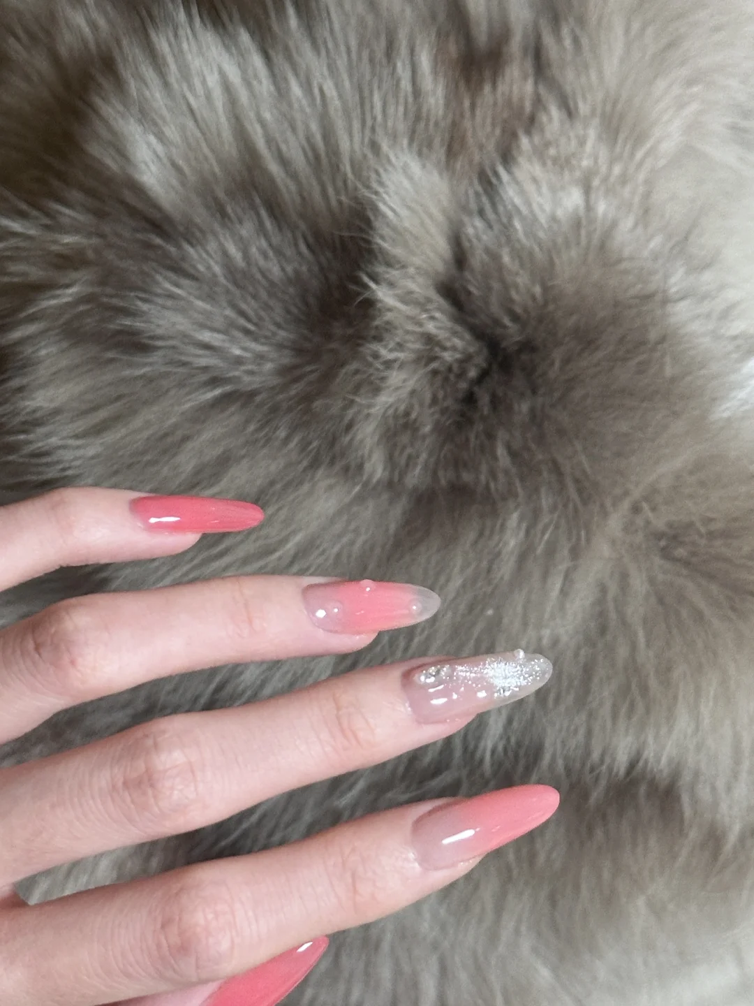 如此显白的桃粉色美甲