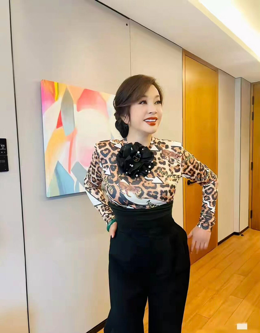 刘晓庆红色皮衣学院风 刘晓庆红色皮衣学院风又飒又有少女心！谁说74岁不能穿皮衣扮