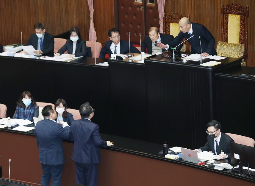 【台民调：韩国瑜满意度不仅力压蔡英文陈建仁，就连民众党支持者也有近五成点赞】“台