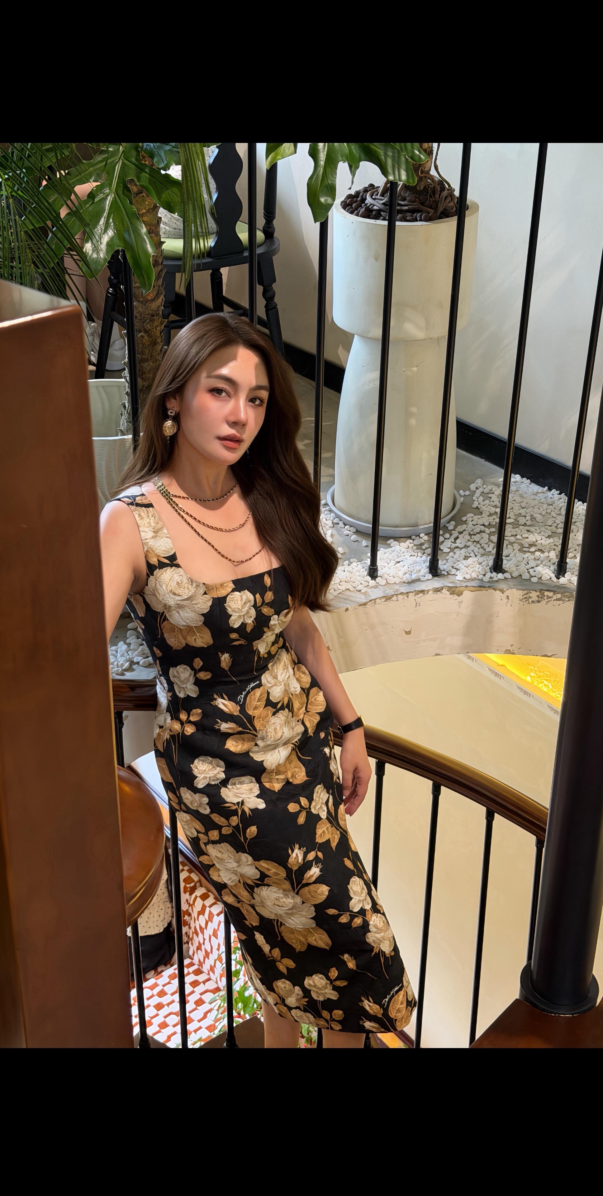 把西西里的热烈藏进黑金玫瑰里🥀 一直觉得，Dolce&Gabbana...