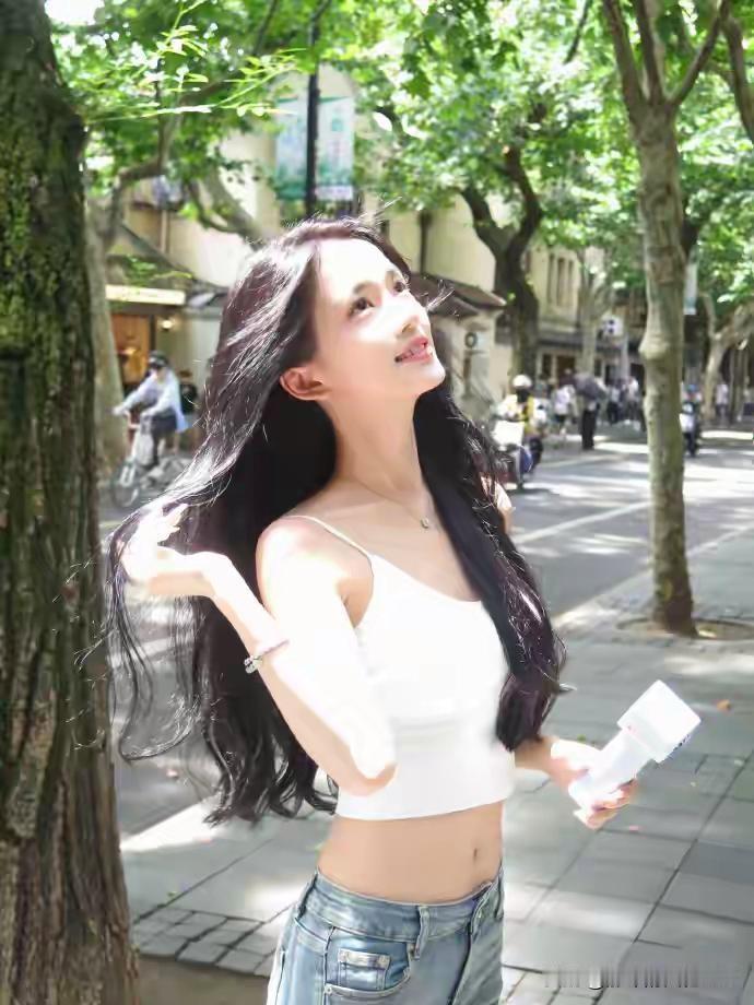 阳光下的甜美少女，夏日街头的清新时光
