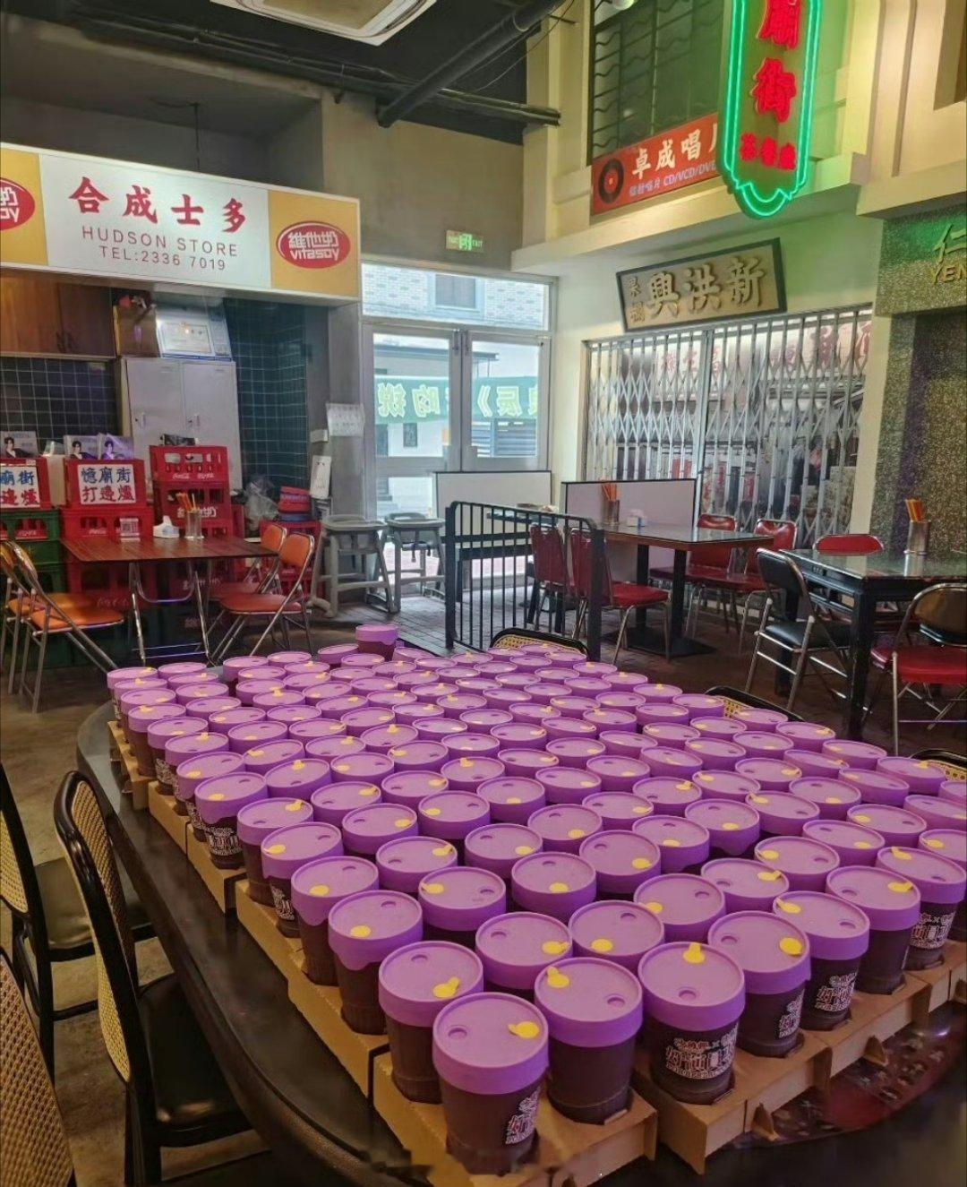 丁禹兮又在请客啦！司宫令剧组的工作人员好幸福哦，碰到俺们横店请客王小丁，也欢迎大