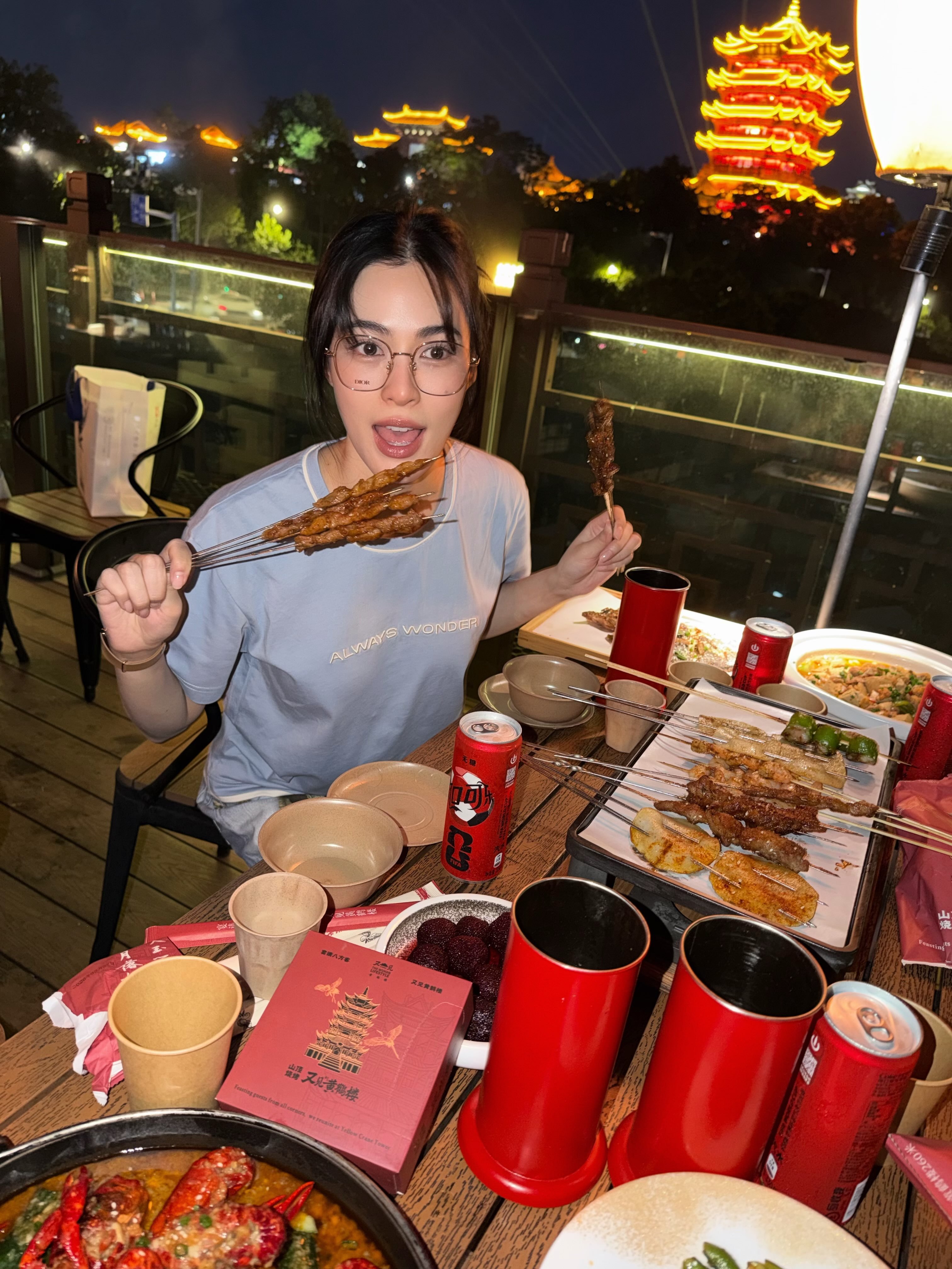 邝玲玲ins更新“Happy Ling☕🍰🤍”00K武汉一日游～给快乐充满电