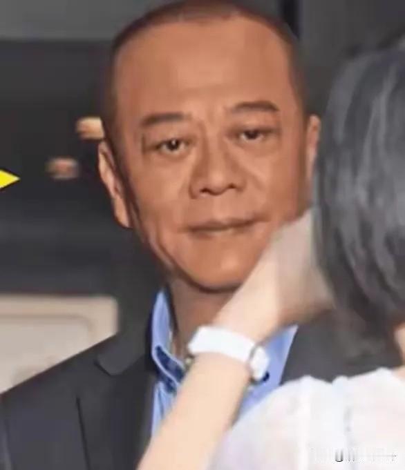 欧阳震华近照暴瘦，之前他因为急性肺炎化险为夷，后来他就开始减肥，节食加运动慢慢瘦