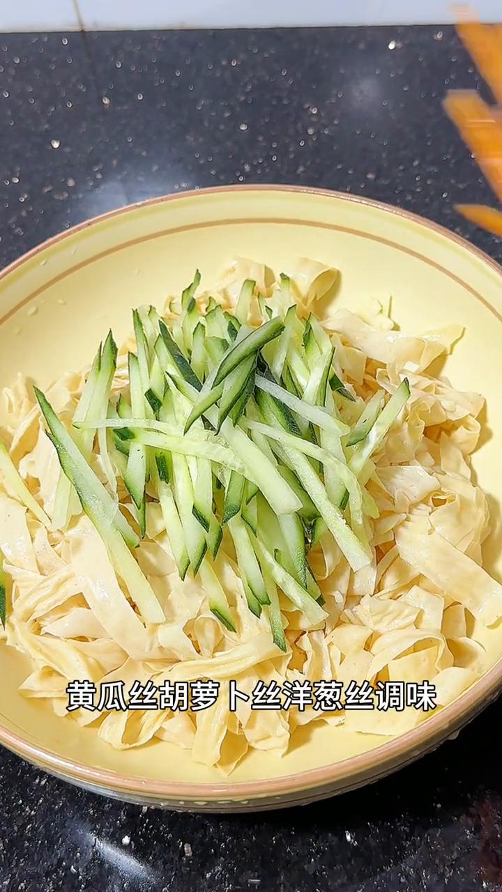凉拌豆皮。
减脂期我吃的最多的就是凉拌豆皮了，又能当菜又能当饭，关键是做法特别简