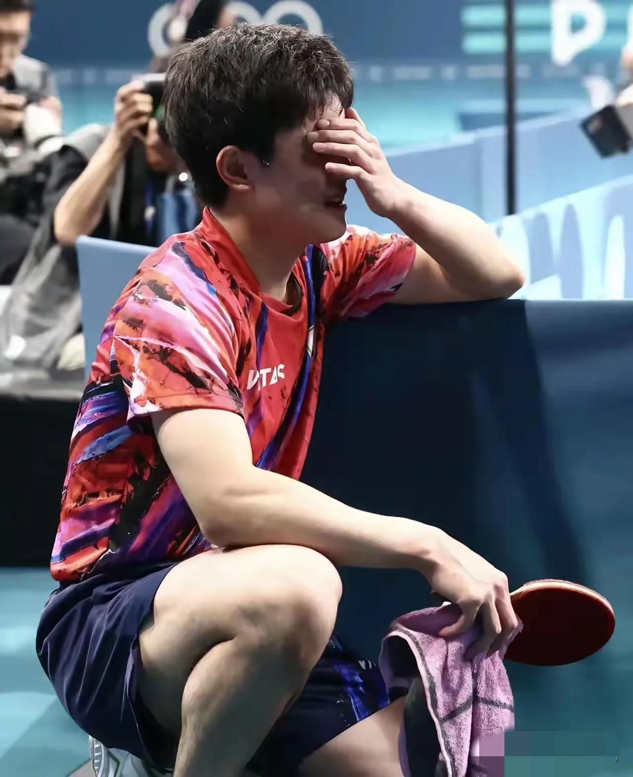 张本智被樊振东打哭了，赛后说“不管这场比赛打得有多好，男单我还是输了，所以非常不