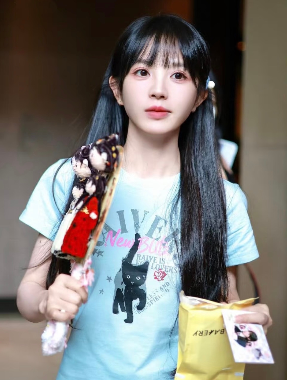 地表最强168田曦薇真的把甜妹松弛感展现得淋漓尽致，浅蓝色T恤搭配牛仔阔腿裤 简