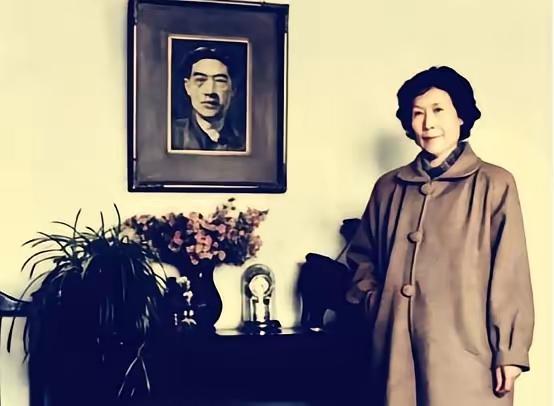 1953年9月26日徐悲鸿病逝后，廖静文于1958年与解放军军官黄兴华再婚，19