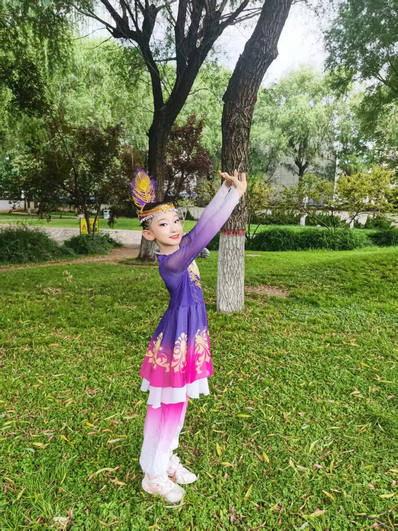 扎着高马尾的小女孩最爱跳舞。练功房里，镜子映着她纤细的身影。压腿、下腰、旋转，哪
