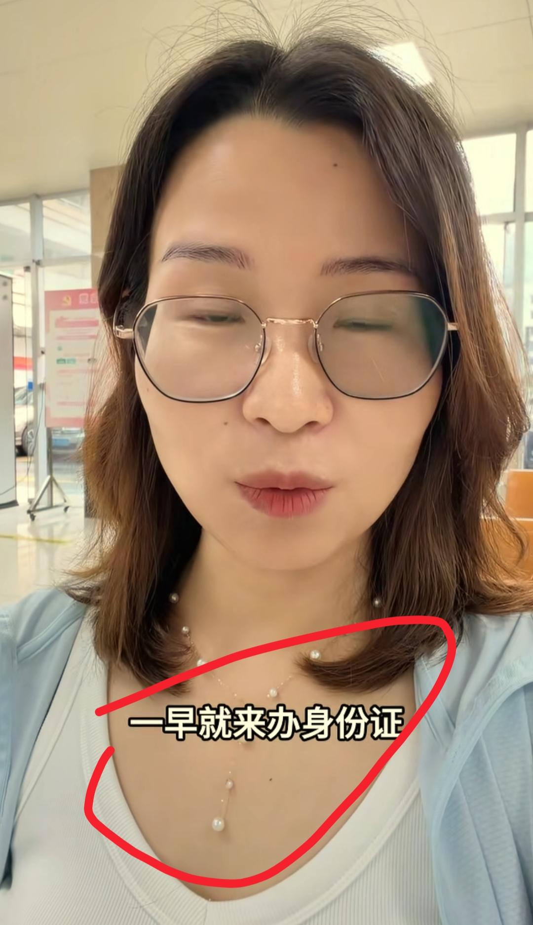 看到A妈充实日常我忍了
看到家人温馨相处我也忍了
可是看到网友随意评判长辈穿搭，
