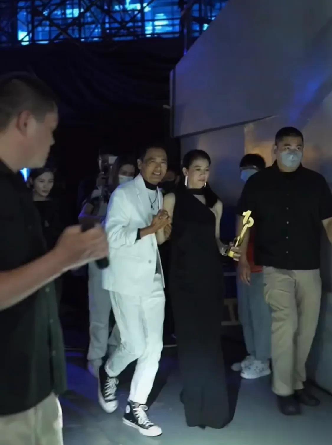 周润发&袁咏仪&参加抖音电影奇妙夜离场瞬间，两人相谈甚欢开心合影，在新剧里两人将
