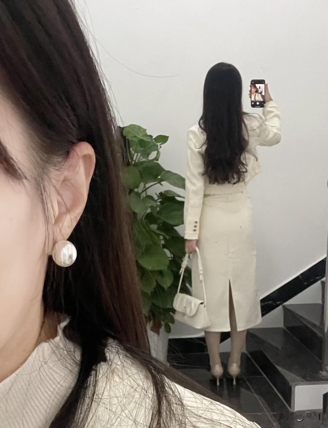 新入职场女性如何选择高跟鞋看鞋跟高度，3到5厘米比较合适，既显气质又不会太累。