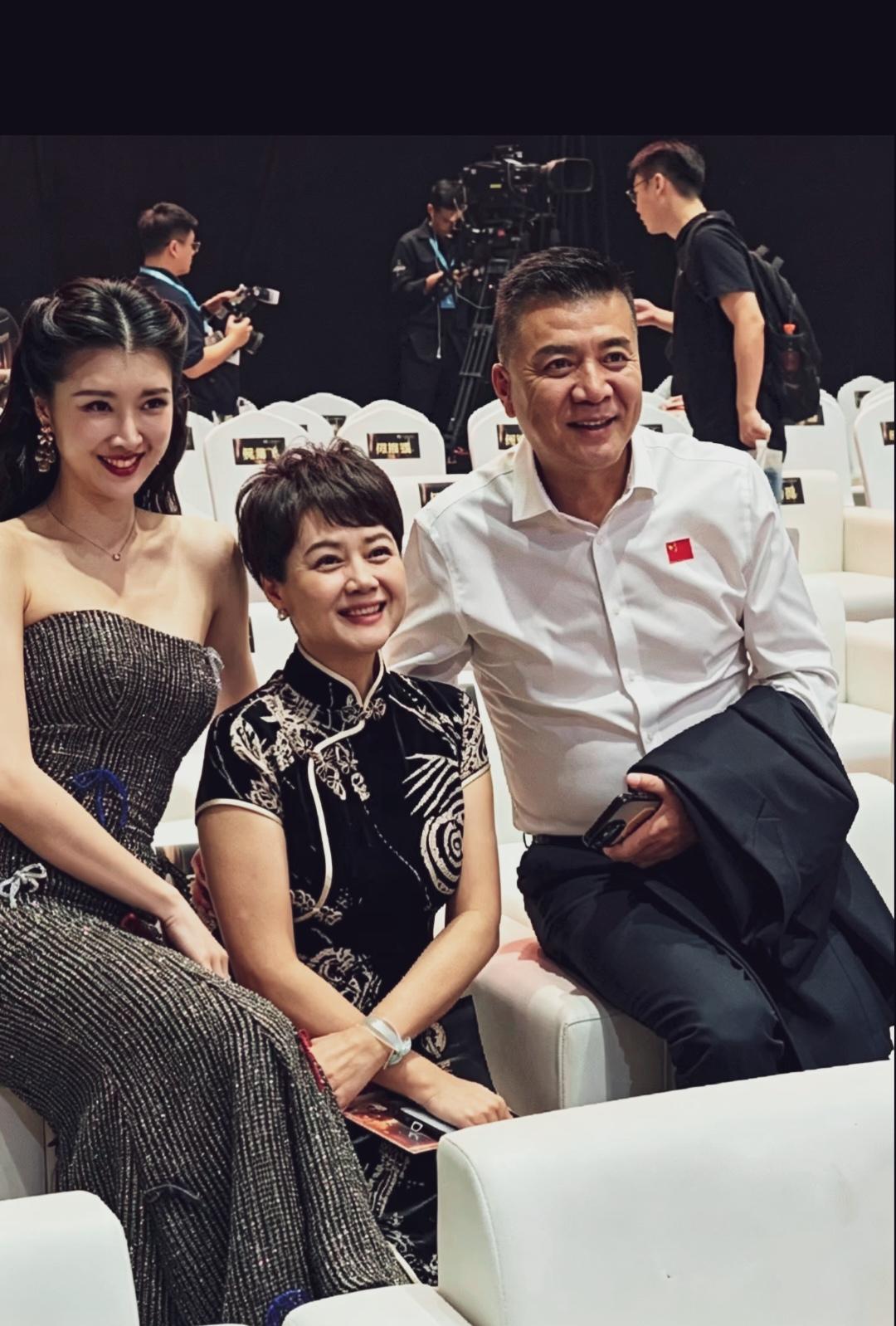 一家都是高颜值，女儿比妈妈还美！
