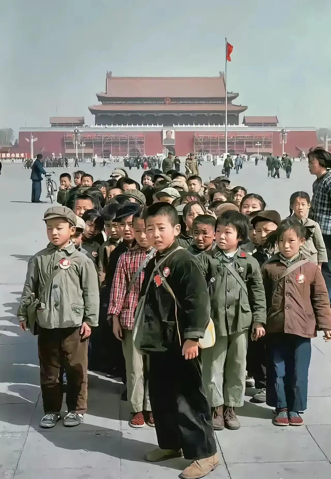 1971年，在天安门广场参加活动的小学生的照片。看到一张张朴实无华的脸庞，真的让