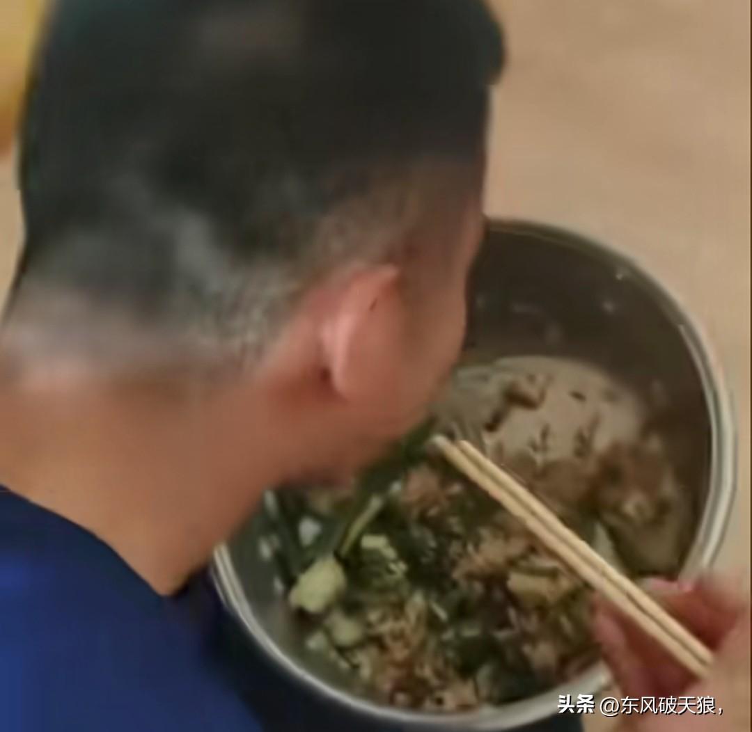 当兵的都能吃
当兵到部队的那天早上，我们是在普兰店下的车，旅里的解放军车拉着我们